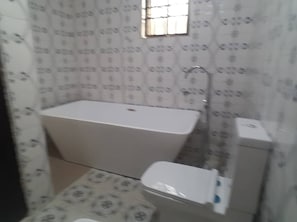 Chuveiro/banheira combinados, toalhas de banho, sabonete, shampoo