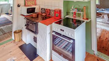 Fridge, stovetop, coffee/tea maker