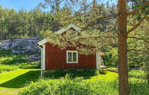 Exterior - Awesome home in Boxholm with WiFi (Boxholm)