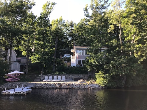 Waterfront Cottage 5 minutes to Mount Wachusett, Dock, Pet Friendly, Kayaks