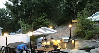 Waterfront Cottage 5 minutes to Mount Wachusett, Dock, Pet Friendly, Kayaks