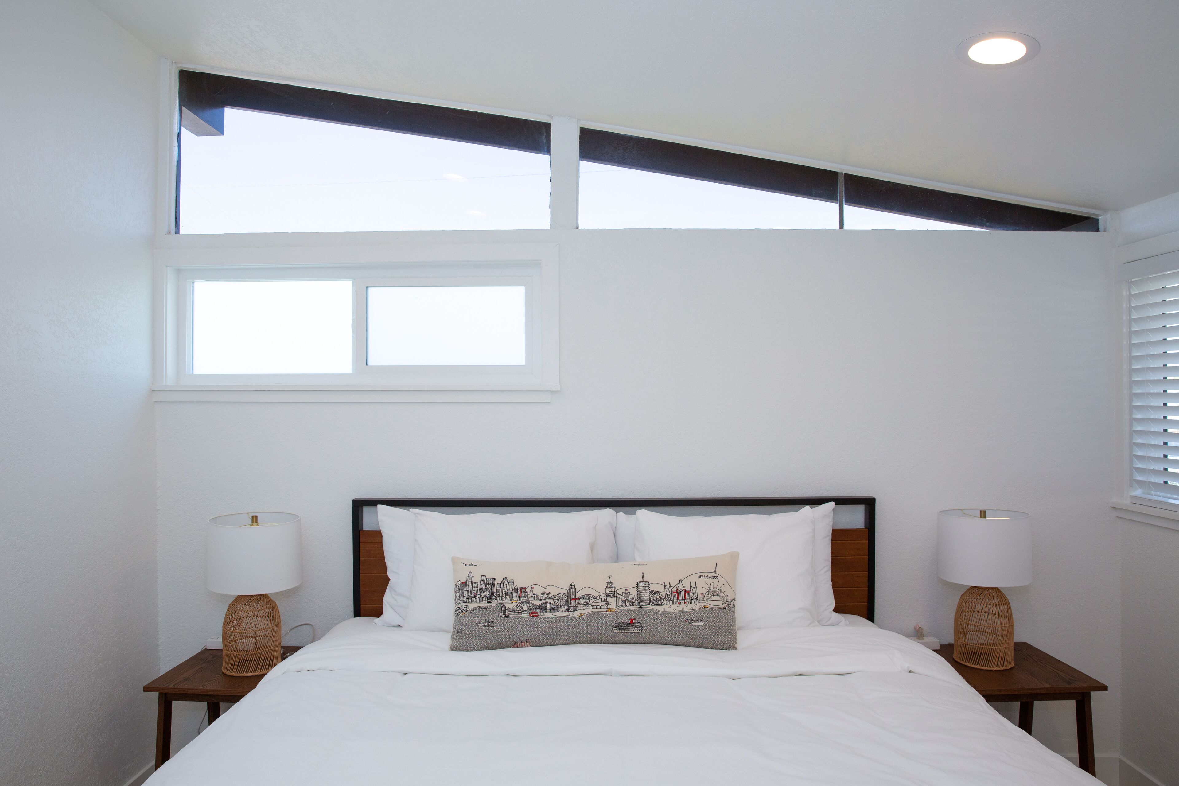 4 sovrum, skrivbord, strykjärn/strykbräda och resesäng