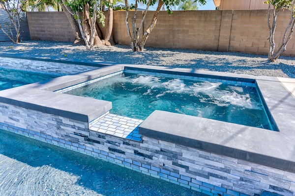 Een buitenzwembad en een verwarmd zwembad