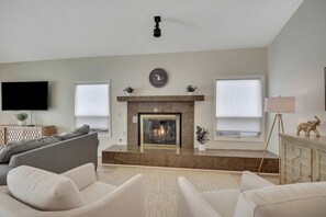 Smart TV y chimenea 