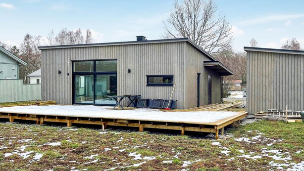 Un bâtiment moderne de plain-pied, doté de grandes fenêtres en verre et d’un toit plat.