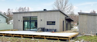Cozy home in Jämjö with jacuzzi
