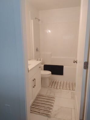 Regadera, toallas, jabón, shampoo 