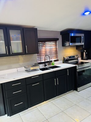 Microwave, oven, stovetop - Portmore Villa One (Portmore)