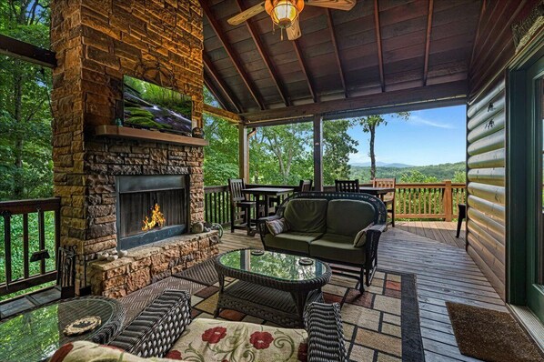 Outdoor dining - Sunset Paradise A Luxury Cabin Only 5-Mins from Downtown Blue Ridge! (Blue Ridge)