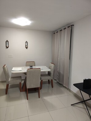 Dining room - Apartamento Completo para 4 huéspedes (Panama City)
