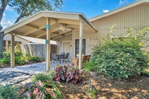 Outdoor dining - Seascape Resort | Refreshed Outdoor Living & Decor | Sandcastle Cove 69A (Destin)
