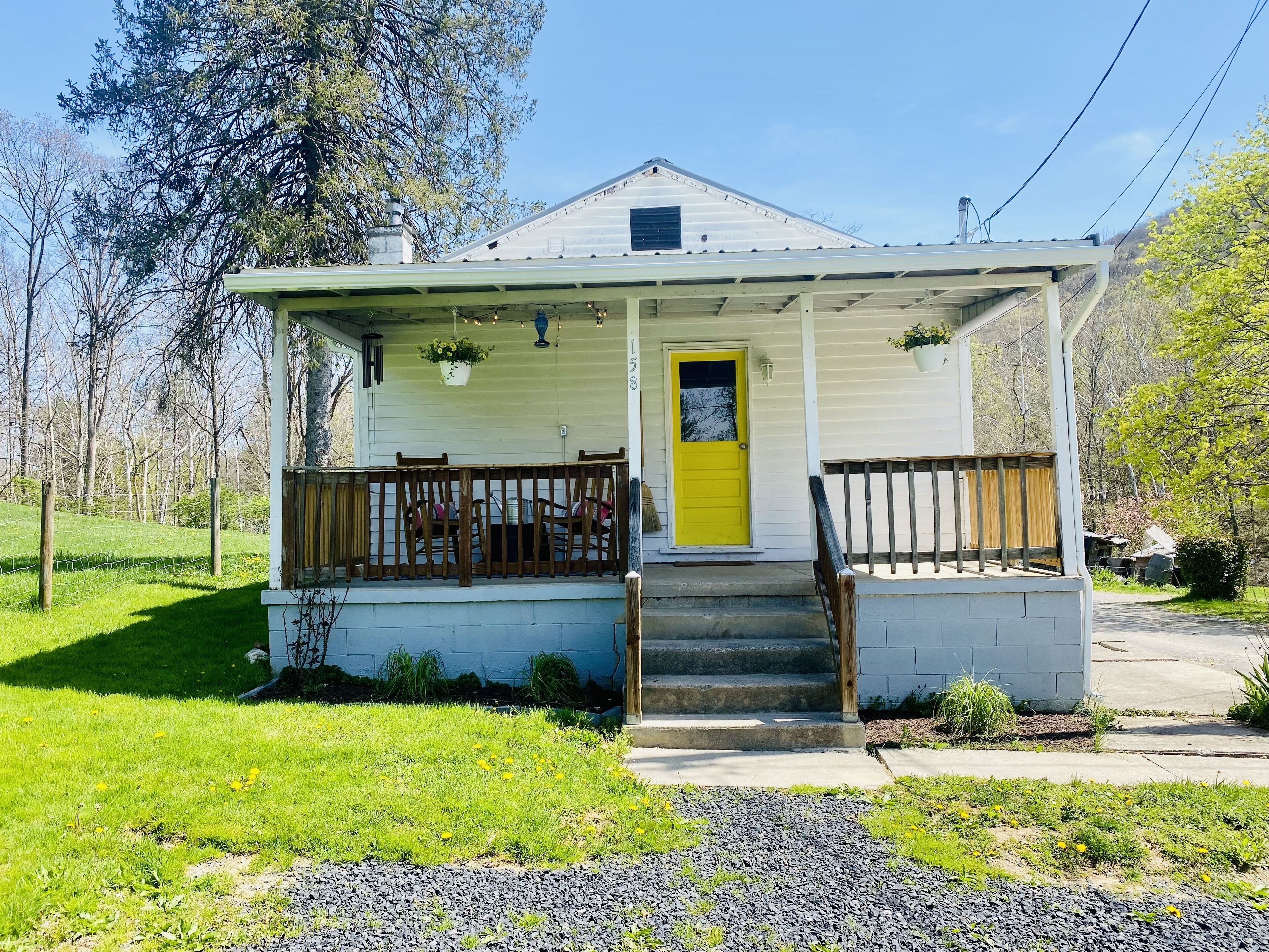 Cozy creek cottage close to downtown