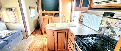 Kühlschrank, Mikrowelle, Ofen, Herdplatte