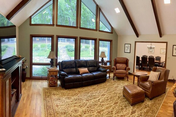 Smart TV, fireplace, DVD player, stereo