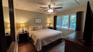 3 bedrooms, desk, free WiFi, bed sheets