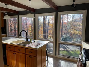 Réfrigérateur, four à micro-ondes, un four, surface de cuisson