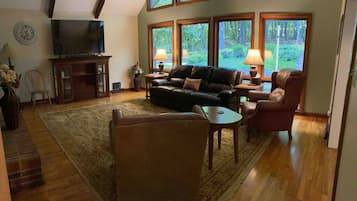 Smart TV, fireplace, DVD player, stereo