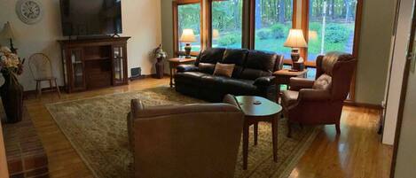 Smart TV, fireplace, DVD player, stereo