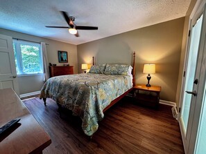 3 bedrooms, desk, free WiFi, bed sheets