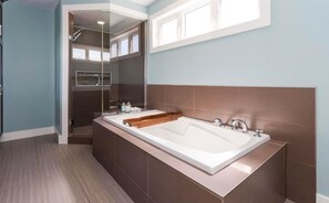 Shower, hair dryer, towels, soap - Barachois Beach family retreat - Tourism PEI license # 1201211 (Anglo rustico)