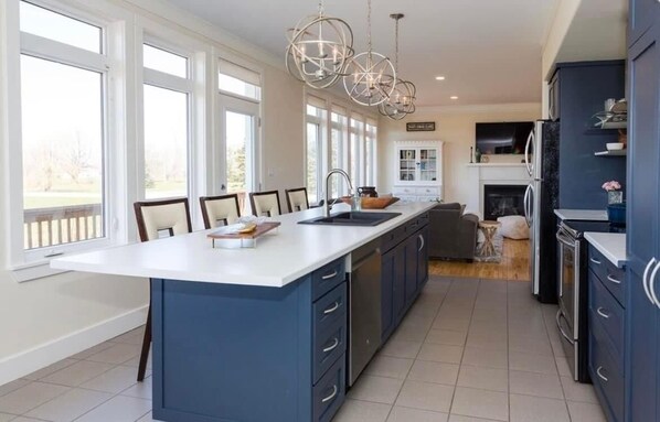 Fridge, microwave, oven, stovetop - Barachois Beach family retreat - Tourism PEI license # 1201211 (Anglo rustico)