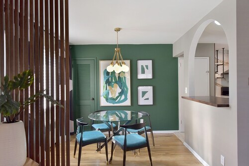 Modern, cozy home -15 mins away from the airport, Entire FIRST floor of home.