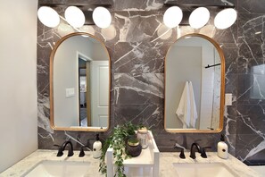 Douche, sèche-cheveux, serviettes fournies, savon