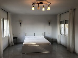 2 dormitorios, tabla de planchar con plancha, ropa de cama