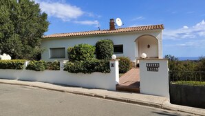 A villa named "Villa Rosa" with a tiled roof, white walls, and a small entrance. - Villa Rosa Casa Begur (Begur)