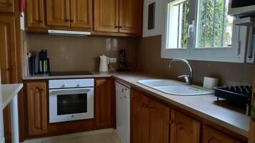 Cookware/dishes/utensils