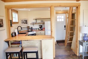 Fridge, microwave, oven, stovetop - Ladyslipper – Cozy Cottage with Loft in Blue Hill town center (Blue Hill)