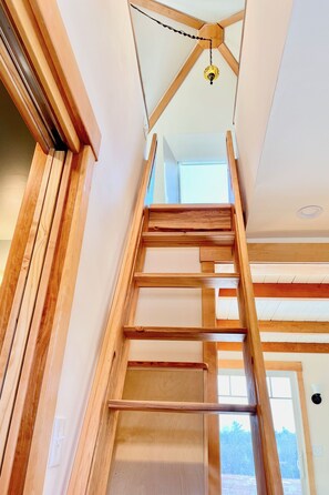 Interior - Ladyslipper – Cozy Cottage with Loft in Blue Hill town center (Blue Hill)