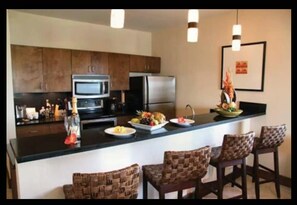 Kjøleskap, mikrobølgeovn, oppvaskmaskin og kaffetrakter/tekoker