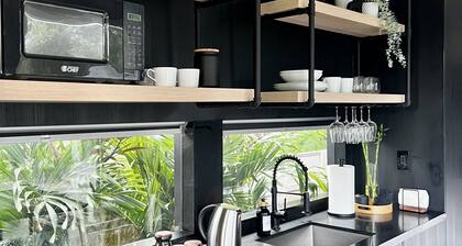 *NEW Stunning minimalist tiny home in the city! Modern and stylish!