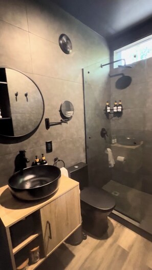 Douche, sèche-cheveux, serviettes fournies, savon