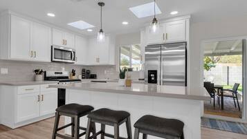 Frigorifero, microonde, forno, piano cottura