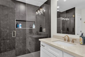 Douche, serviettes fournies, savon, shampoing