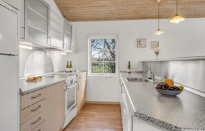 Refrigerador, parrilla de estufa, lavavajillas y cafetera y tetera 