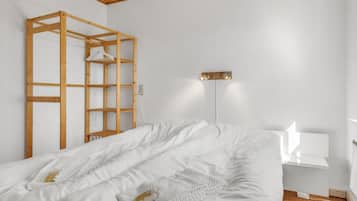 4 bedrooms, travel crib, free WiFi