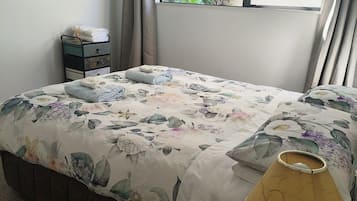 1 habitación, tabla de planchar con plancha, wifi gratis y ropa de cama 