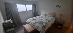 1 habitación, tabla de planchar con plancha, wifi gratis y ropa de cama