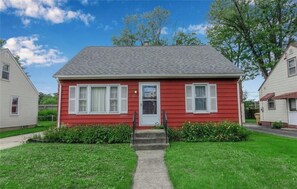 Exterior - KING BED- BRAND NEW FARMHOUSE II (Cheektowaga)