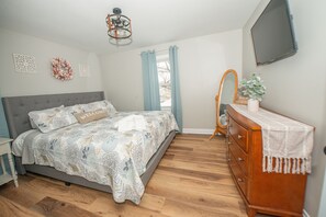 3 bedrooms, desk, blackout drapes, iron/ironing board - KING BED- BRAND NEW FARMHOUSE II (Cheektowaga)