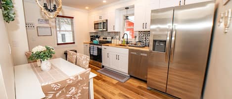 Private kitchen | Fridge, microwave, oven, stovetop