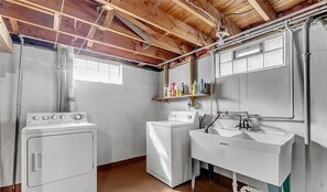 Dusche, Haartrockner, Handtücher, Toilettenpapier