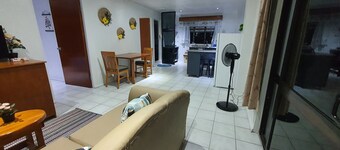 Cosy 2-bedroom Unit with Pool WIFI