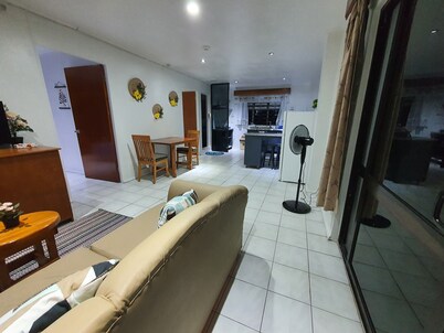 Cosy 2-bedroom Unit with Pool WIFI