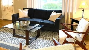 A living room with a sofa, two armchairs, a coffee table, and a lamp. - Relaxing 3 Bedroom, 2 Bathrooms. Large backyard, pool, jacuzzi + 2 patios, grill (Los Angeles)
