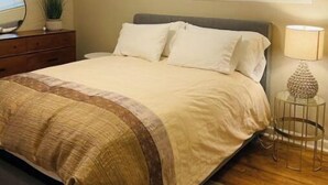 A bedroom with a bed, a ceiling fan, a window with blinds, a bedside table with a lamp, and a small plant on a dresser. - Relaxing 3 Bedroom, 2 Bathrooms. Large backyard, pool, jacuzzi + 2 patios, grill (Los Angeles)