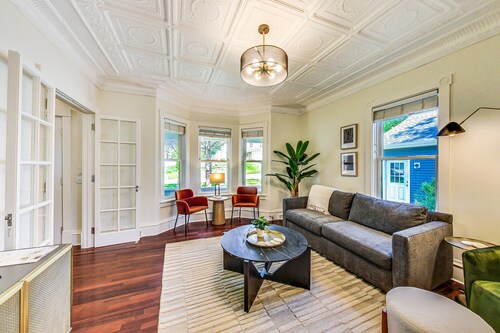 Chic Historic Home, Walk to Downtown, Sleeps 10